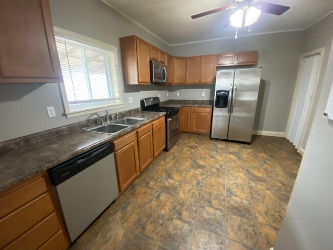 Primary Photo - 4BR/2BA - Close to shopping, campus, downt...