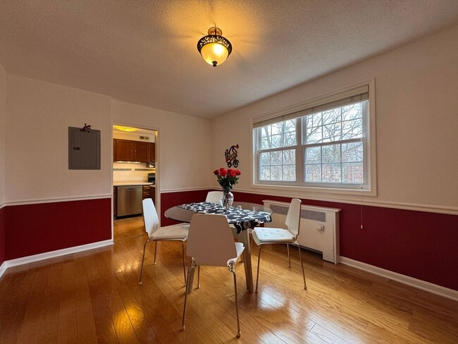 Building Photo - Fully Furnished 2 Bed 2 Bath Condo In Serene Arlington Oaks