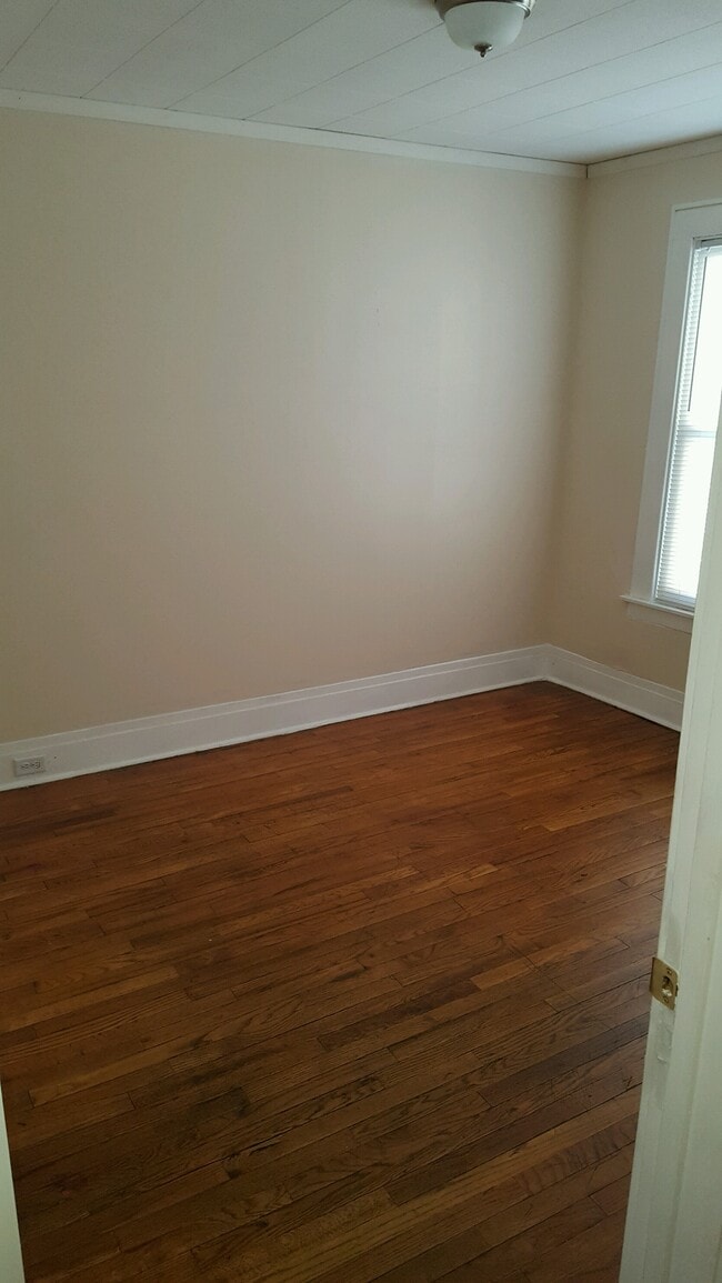 Building Photo - 206 Hall Ave