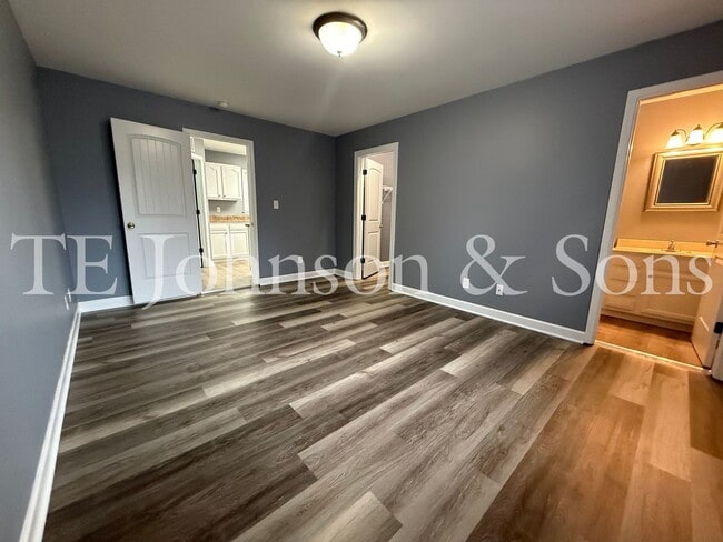 Building Photo - Charming 3 Bedroom Home with Modern Finishes on Dellwood