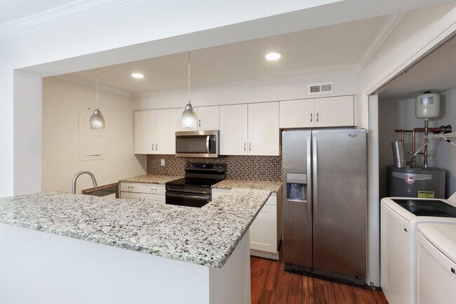 Building Photo - Spacious 2/2 Condo w/ Great Roommate Setup!
