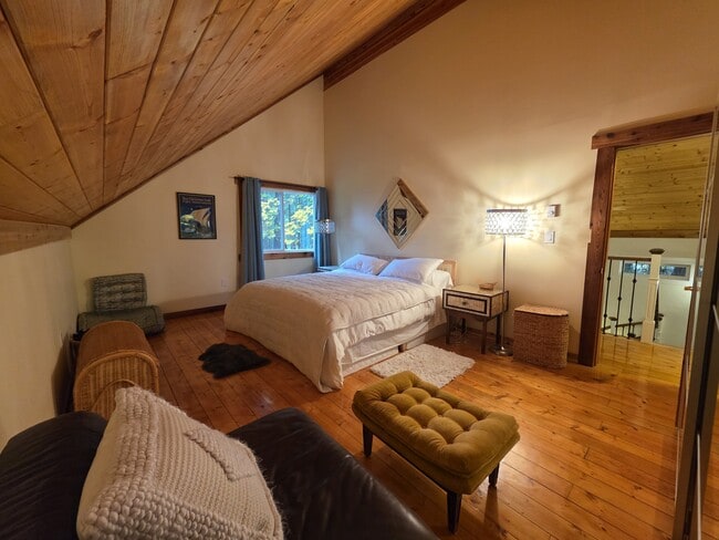 Building Photo - 713 Claire Ln