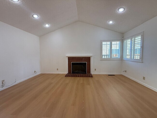 Building Photo - Cozy 3 Bedroom 2 Bath home located conveniently in San Jose