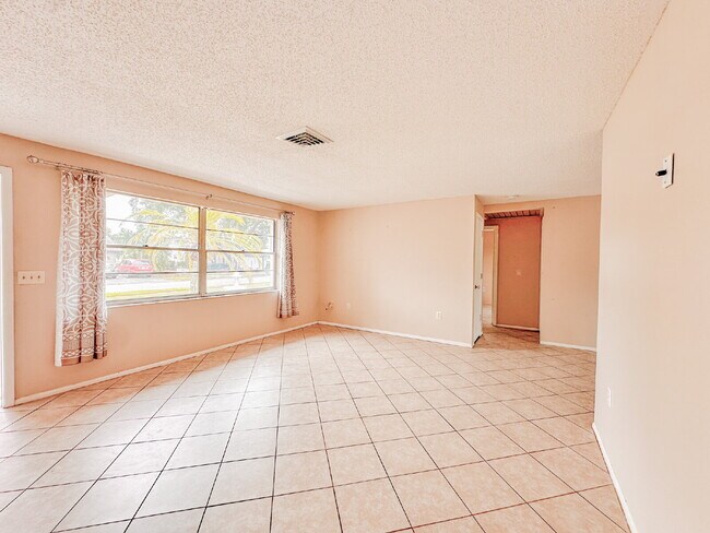 Building Photo - Gorgeous Venice home near beaches and town and highways