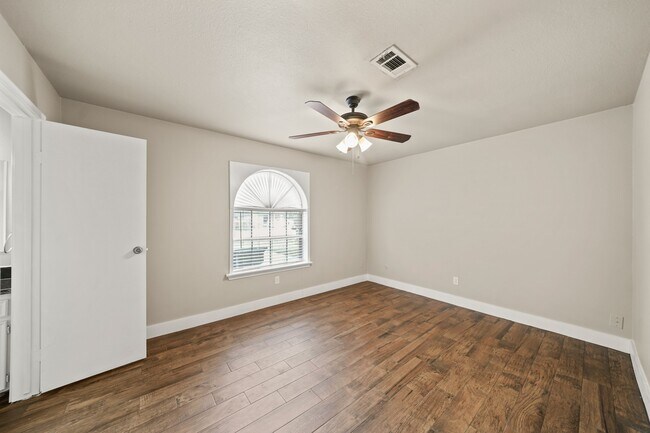 Building Photo - 2118 N Austin Ave