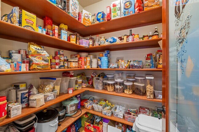 Building Photo - 69 Greenmoor Dr