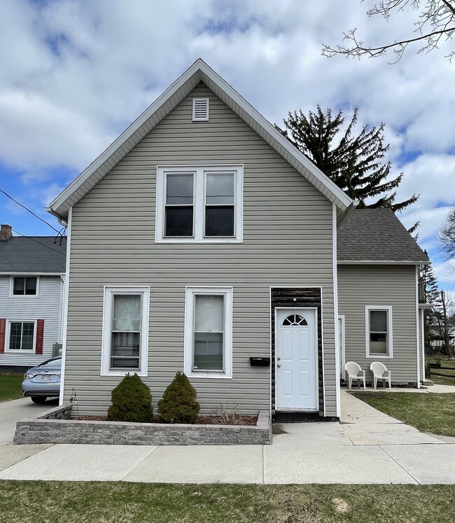 Building Photo - 1321 S 11th St