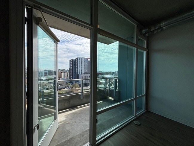 Building Photo - Gorgeous Studio W/ W/D, A/C, Balcony, Rooftop Deck, Gym, Jacuzzi with City views!!