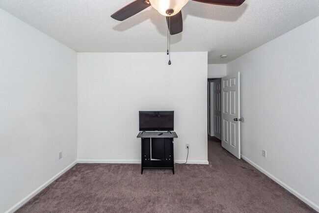 Building Photo - 5 Bedroom 3 Bath Home in Moss Grove Planta...