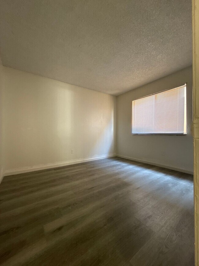 Building Photo - 9001-9005 Stacey Ct