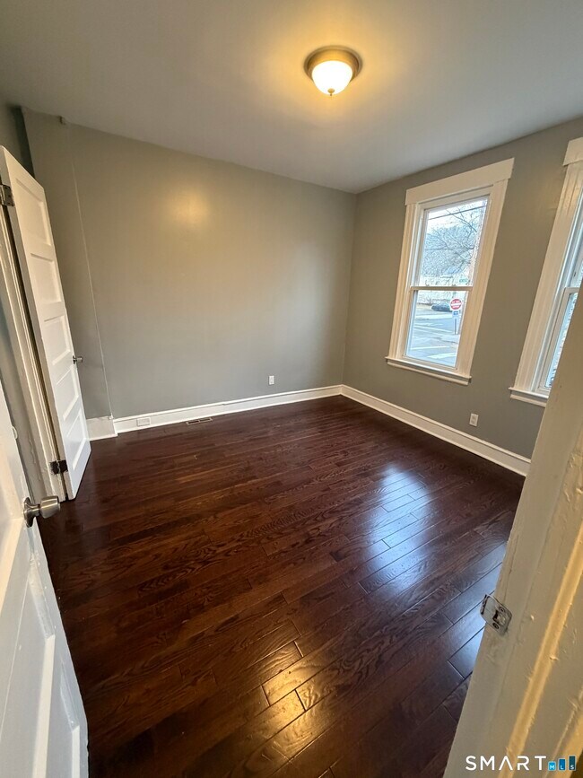 Building Photo - 327 Newhall St