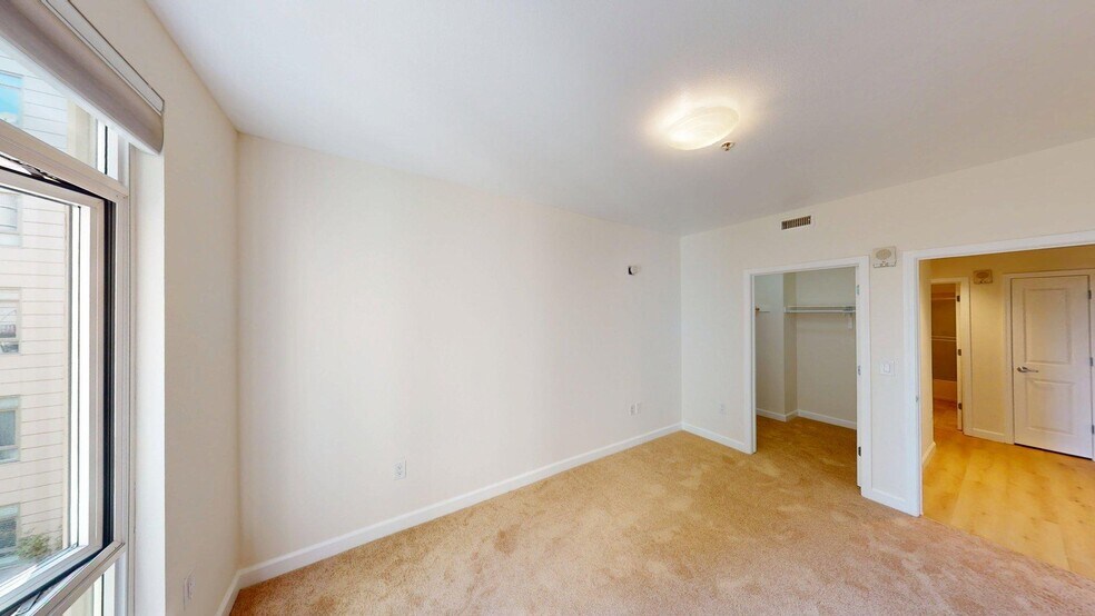 Building Photo - 423 7th St