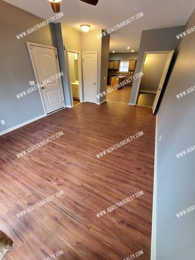 Building Photo - Beautiful Updated Townhome in Downtown KCK-Coming SOON!!