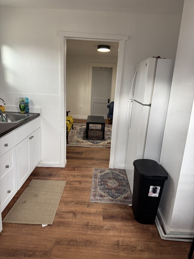 Building Photo - 1015 Pine Ave