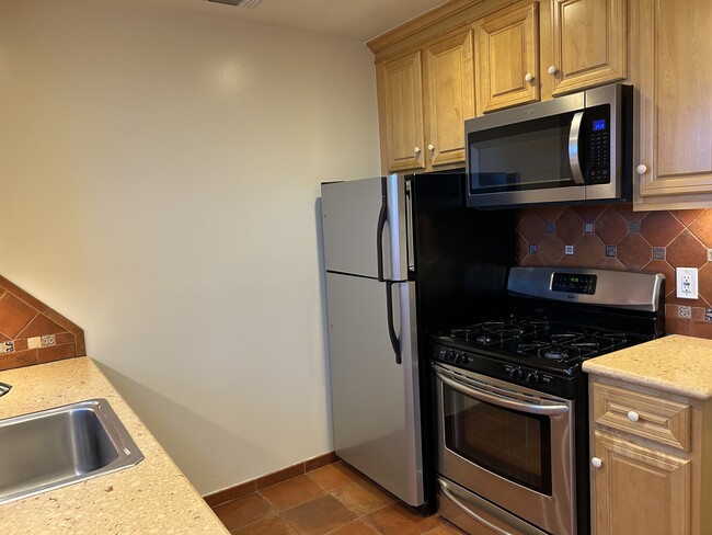 Kitchen - 2131 N Gower St