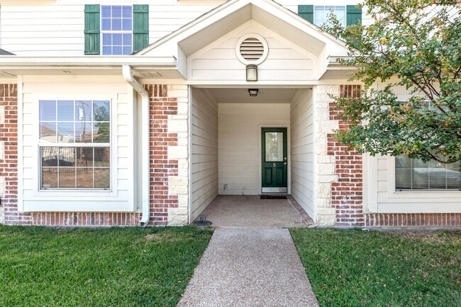 Building Photo - 3 Bedroom 3 Bath gated community in Baylor Bubble