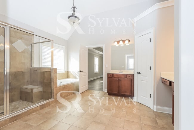 Building Photo - Immaculate 5 BR, 4.5 BA home is awaiting n...
