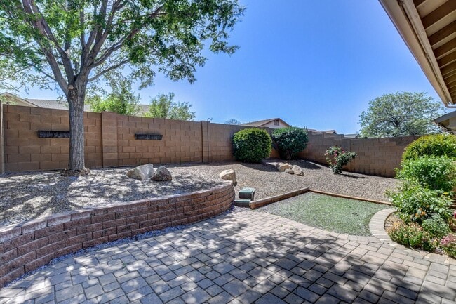 Building Photo - Beautiful 2 bed + den, 2 bath townhome in ...