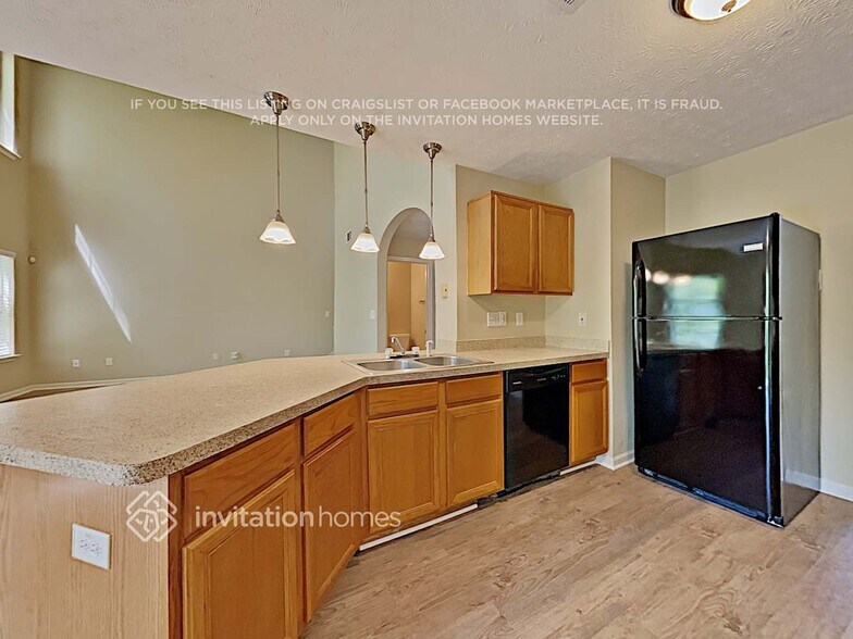 Building Photo - 320 Birchmere Close SW