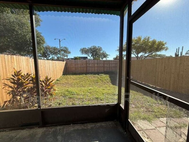 Building Photo - 2045 Sunset Grove Ln