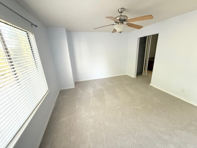 Building Photo - Hayward Condo 1 Bed/1 Bath Updated kitchen, lots of light and Bay views, dogs welcome