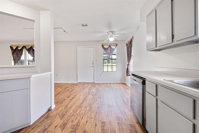 Building Photo - 6618 Cherrywood Ln