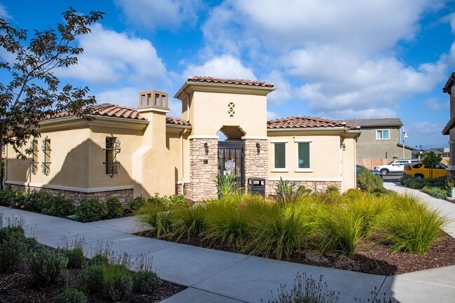 Building Photo - Fabulous Newer Home in Gated Santa Maria Community