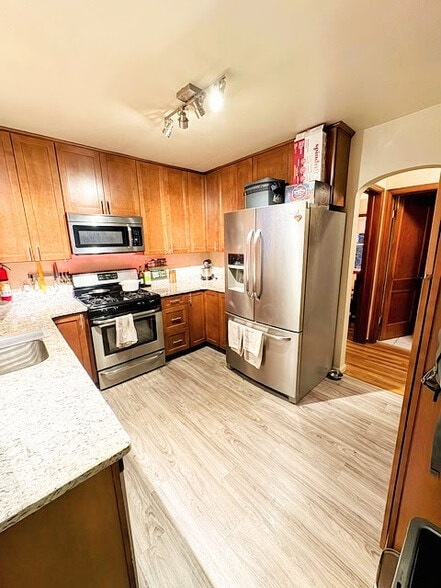 Building Photo - 211 Montgomery Ave