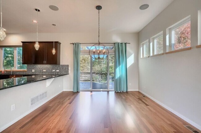 Building Photo - 2421 Rose Ct