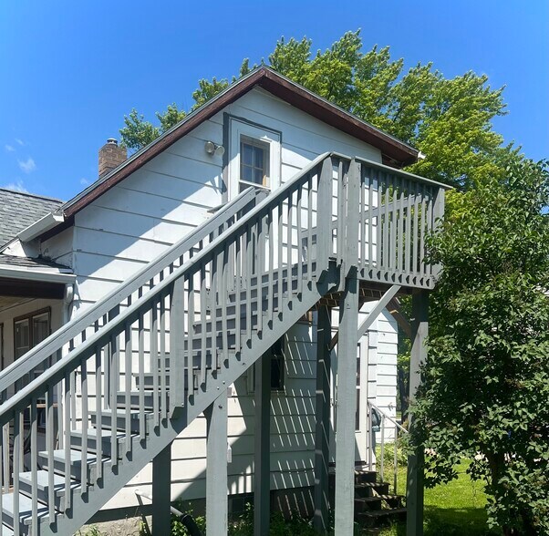 Upper Unit Entrance - 829 Milwaukee St