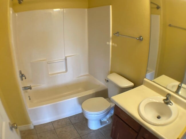 Building Photo - AVAILABLE NOW! | Townhouse in University heights