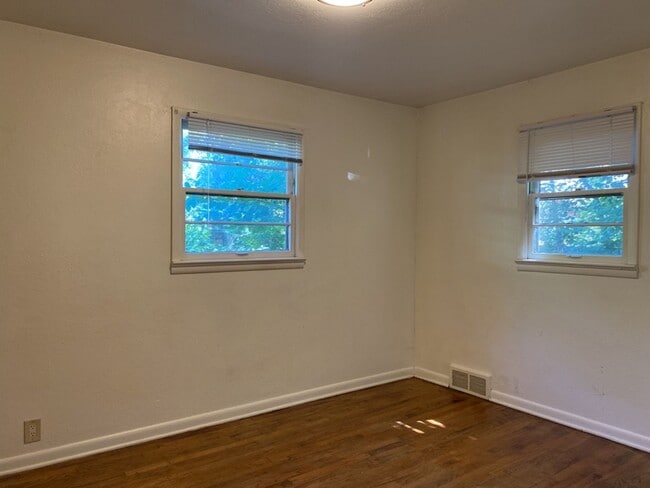 Building Photo - STUDENTS WELCOME! 3 Bedroom/ 1 Bathroom Home One Block from CSU
