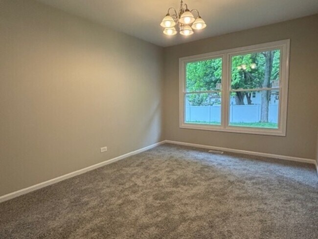 Building Photo - 654 Longview Dr