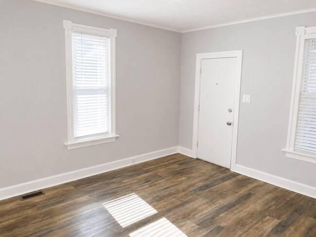 Building Photo - Lower 2 Bedroom Duplex Great Location!