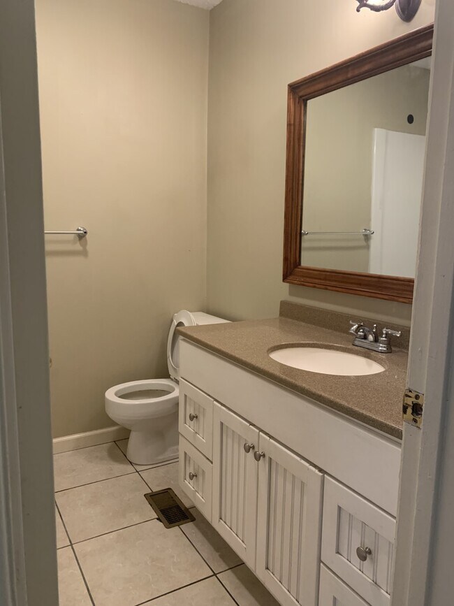 hall bathroom - 2209 Diana Ave