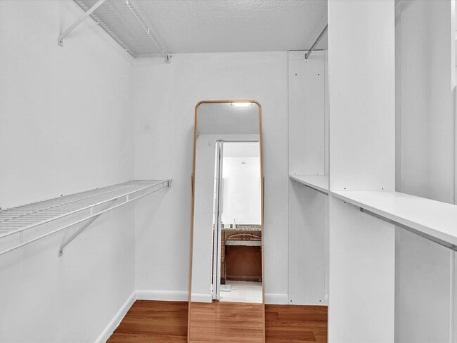 Building Photo - 5087 Oakhill Ln