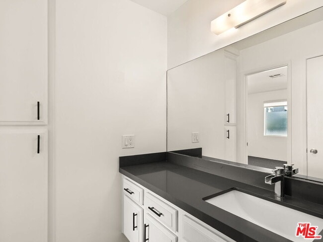 Building Photo - 1472 S Camino Real