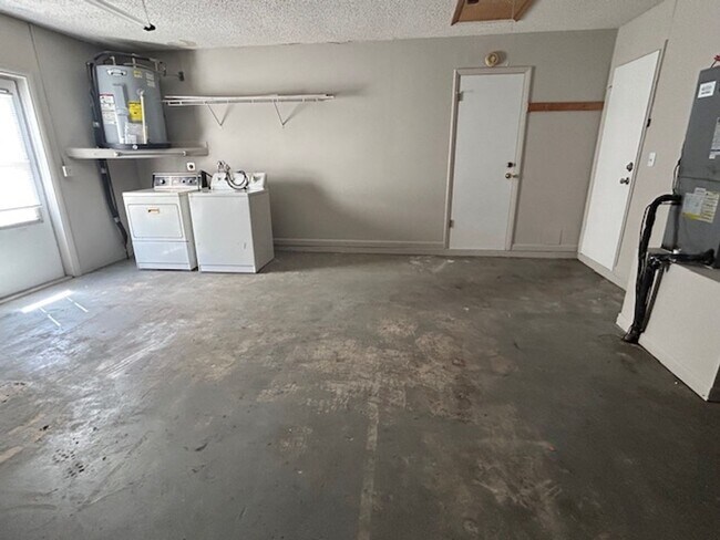 Building Photo - Nice 3/2/2 Home with fenced yard in Lecanto