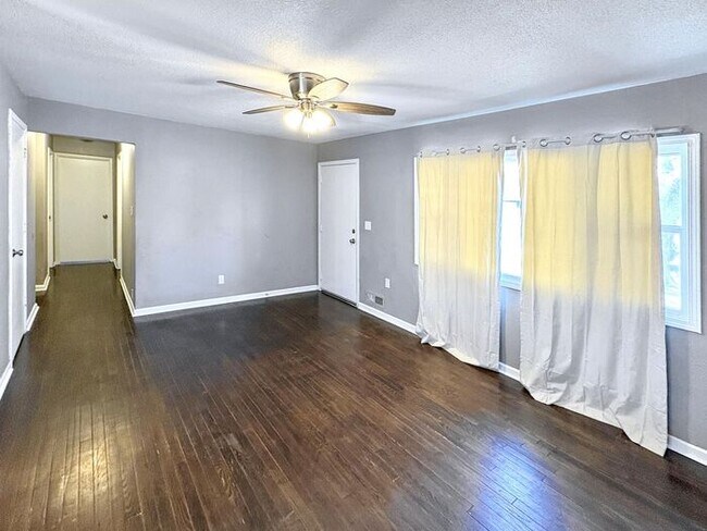 Building Photo - Spacious 4-Bedroom Home in a Prime Locatio...