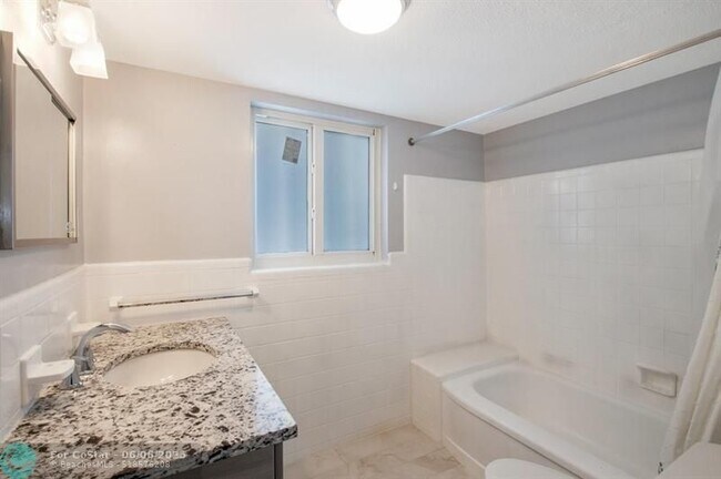 Building Photo - 2760 Yacht Club Blvd