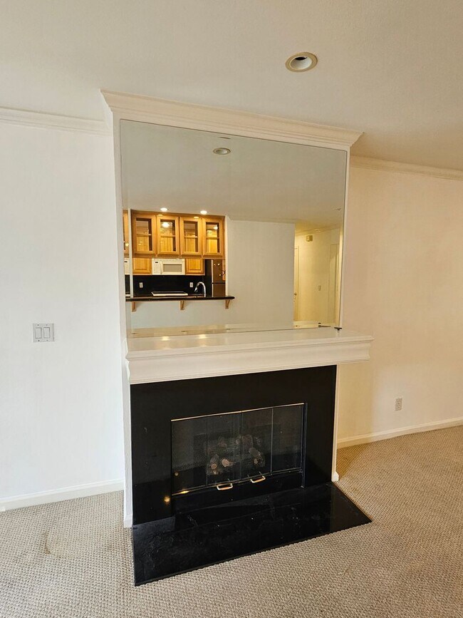 Building Photo - CLASSY CONDO - Spacious 1 Bed/1 Bath in Luxurious Setting - MENLO PARK