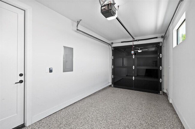 Building Photo - 2715 E 3rd St