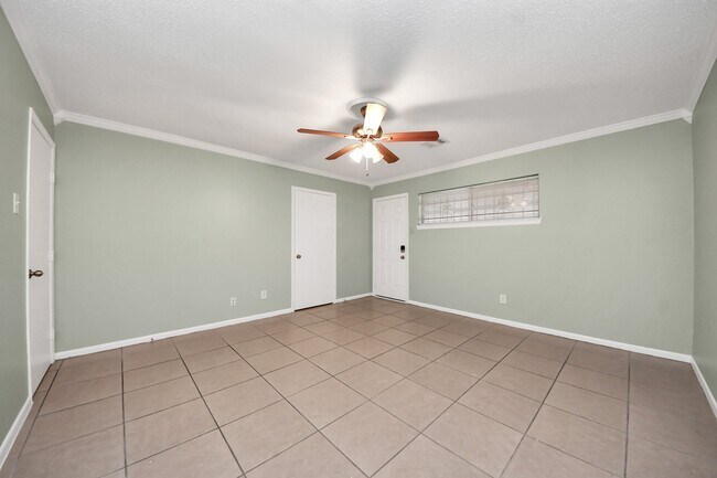 Building Photo - 44 W Tri Oaks Ln