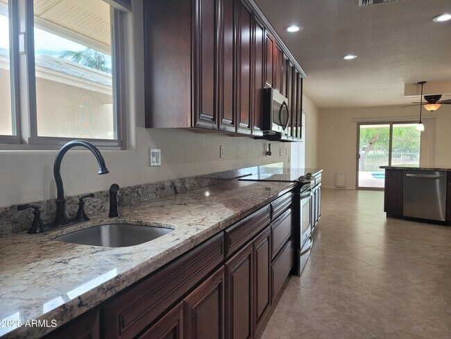 Building Photo - 17230 N Country Club Dr