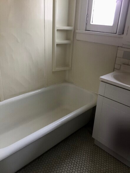 Bath - 252 S Winebiddle St