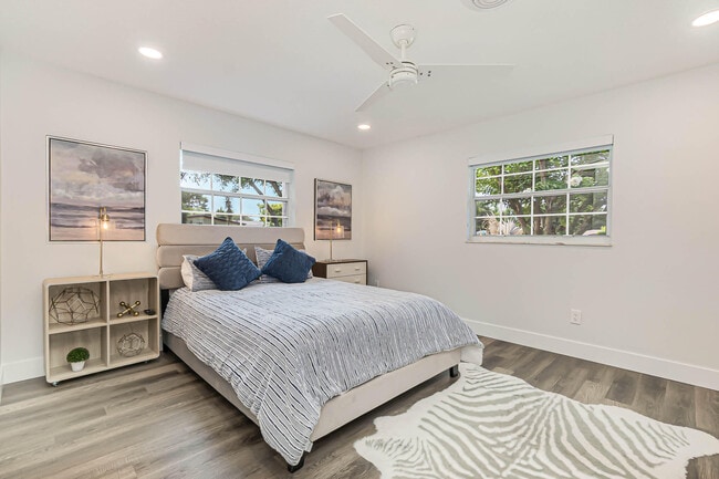 Building Photo - 320 Jamaica Dr