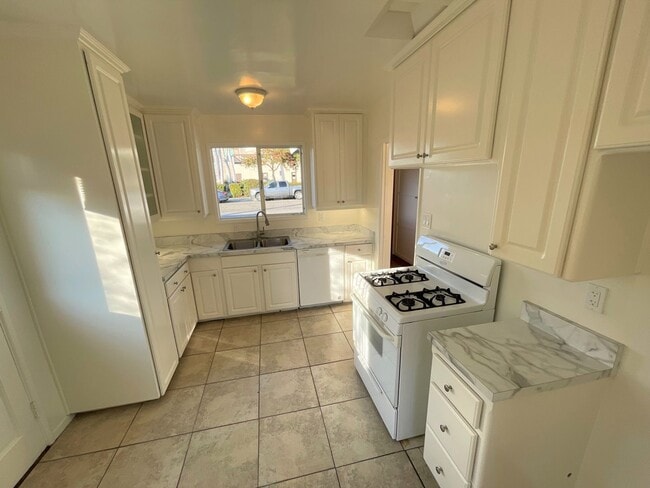 Building Photo - Central Ventura Home with Large Yard!