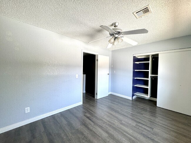 Building Photo - 4BD/3BA Henderson Townhome with Fireplace,...