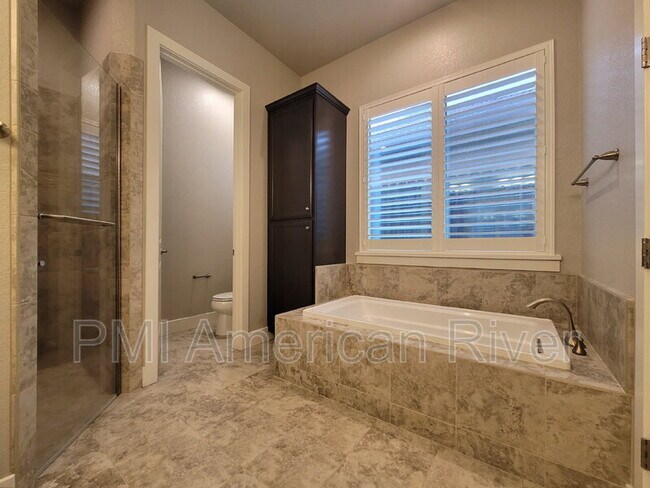 Building Photo - 8099 Traditions Ct