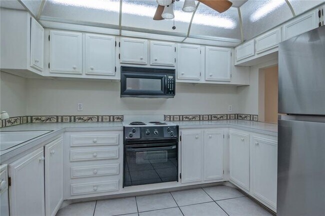 Building Photo - 9410 Live Oak Pl